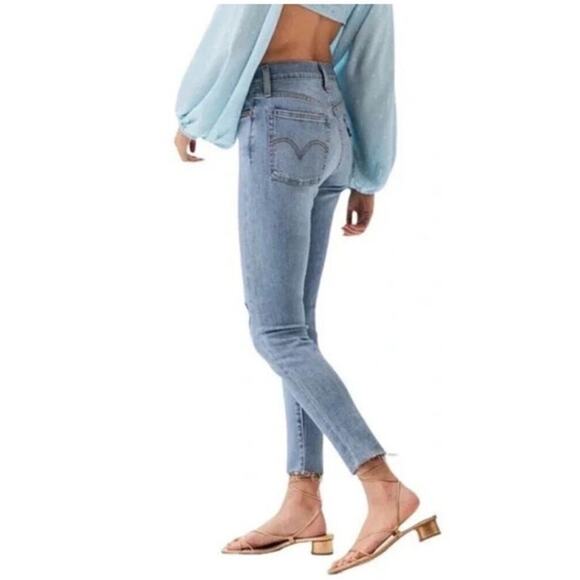 Levi's Womens Wedgie Skinny Jeans Distressed Light Wash Raw Hem Size 28 - Picture 2 of 12